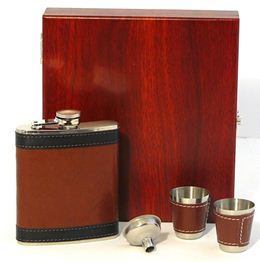 X58140 Hip Flask 2 Tone Pattern Set 7oz in Wood Box....